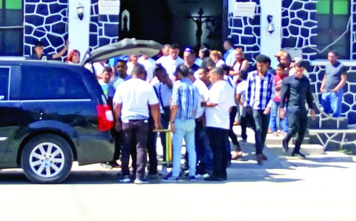 En medio de la detonaciones de cohetes lo trasladaron al cementerio de Pocrí