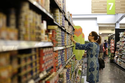 ‘Si tengo para las medicinas, no tengo para la comida’: el alza de la gasolina preocupa en las calles