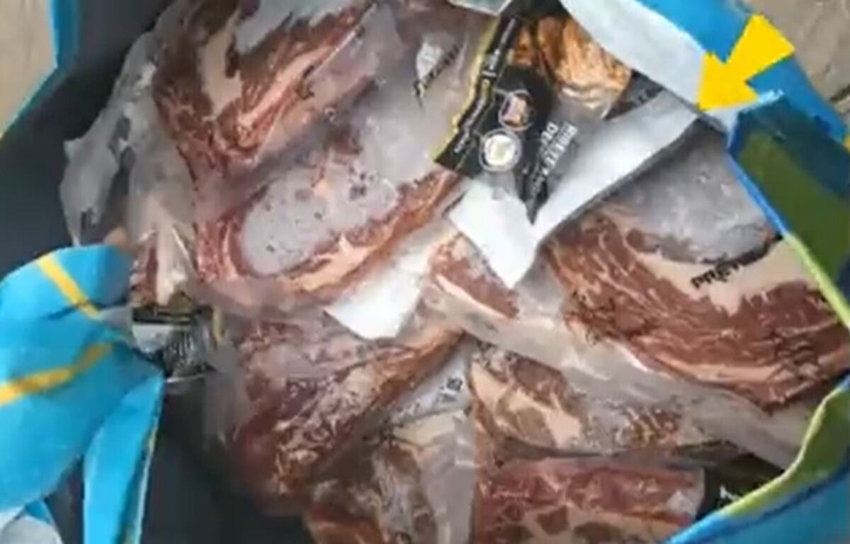 Video. La cosa está seria. Mujer es capturada robándose carne de un establecimiento comercial