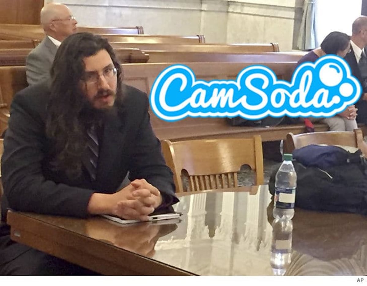 Sus padres lo echaron de la casa mediante juicio y ahora millenial tiene trabajo