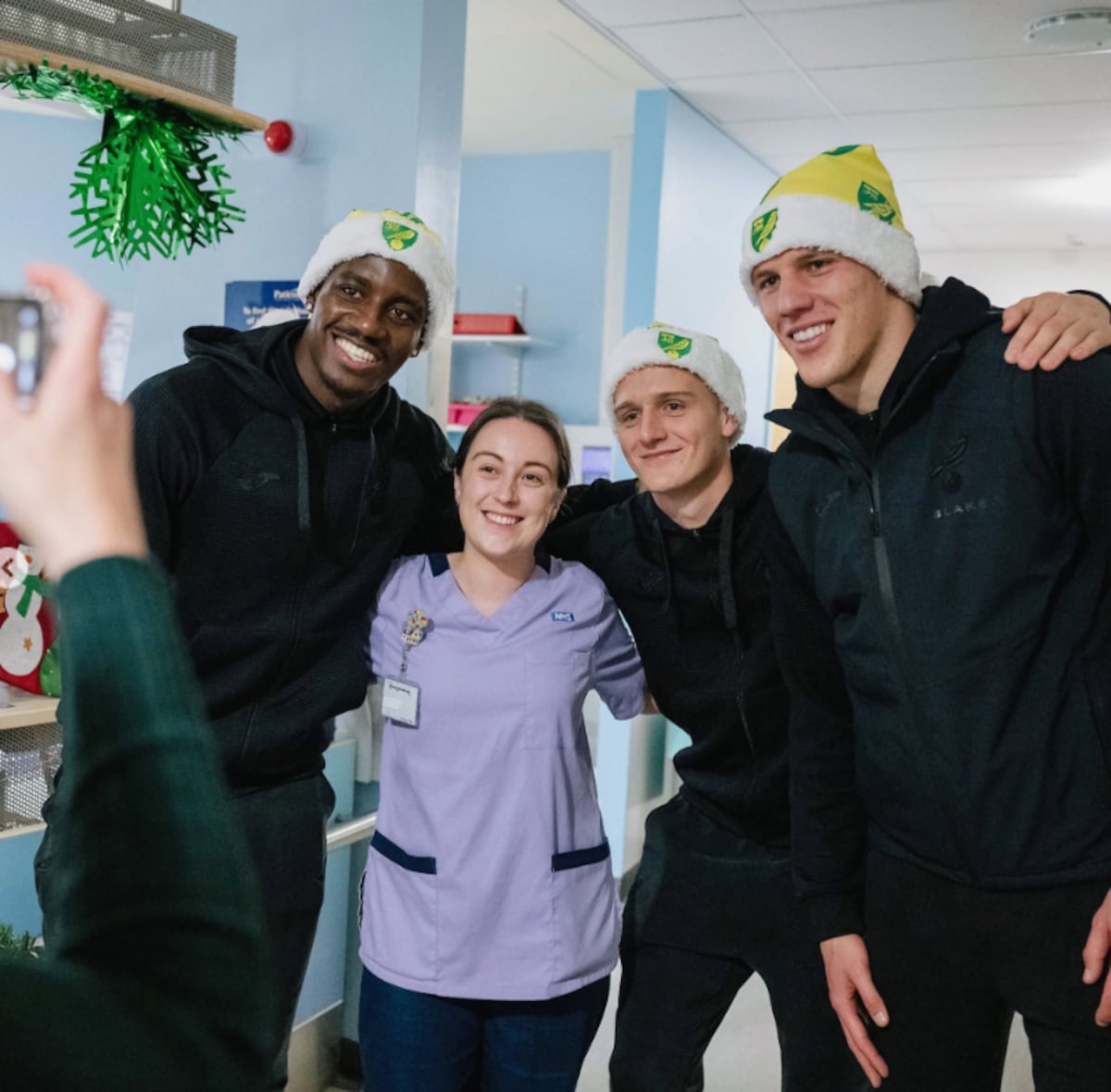José Córdoba cambia botines por sonrisas en hospitales de Norwich