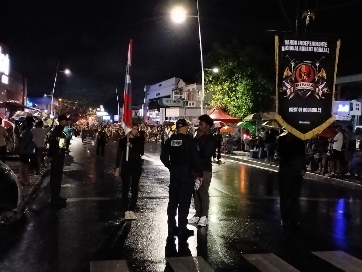 Banda Independiente Veraguas celebra 18 años con desfile nocturno en Santiago