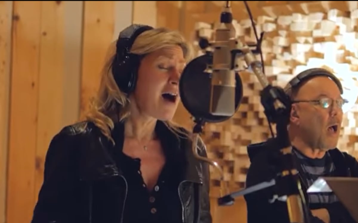 Rubén Blades, junto a su esposa, revive un clásico navideño de John Lennon