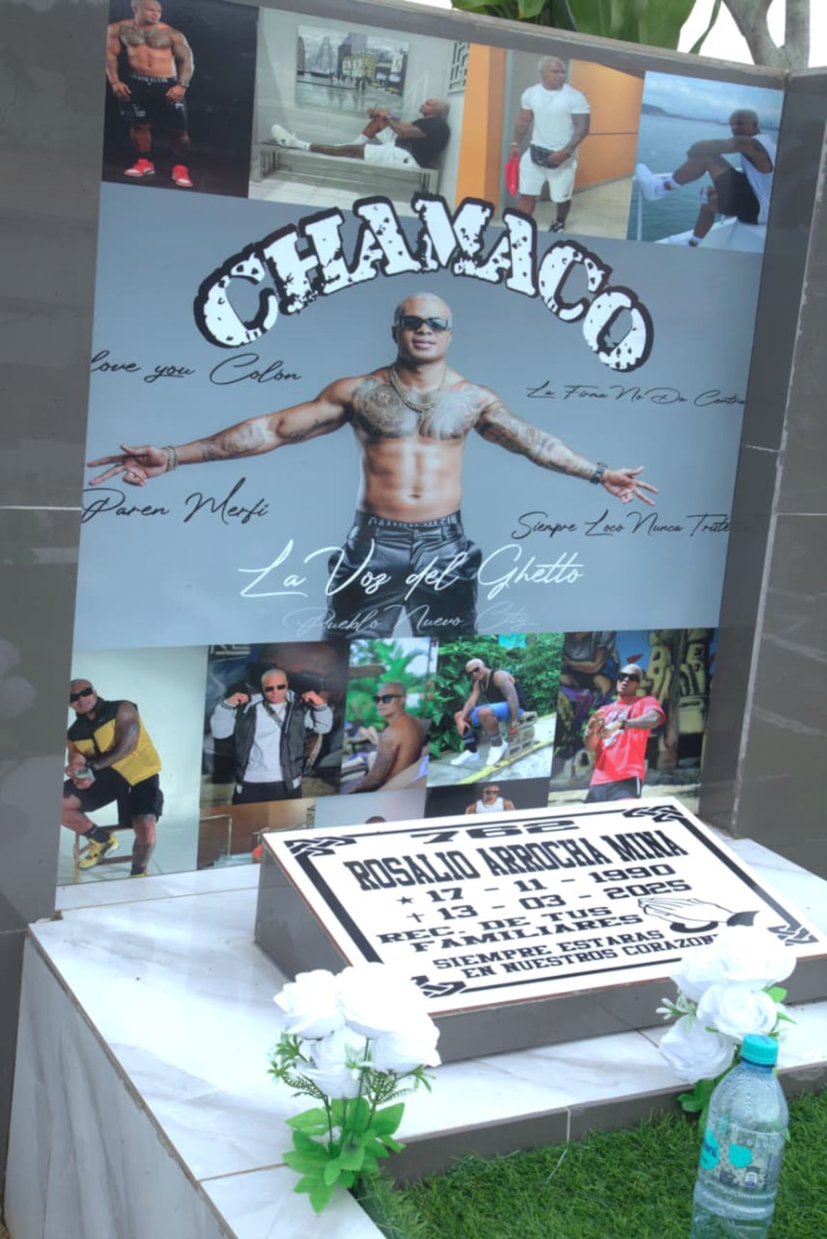 La tumba de Chamaco brilla en vísperas del Día de los Difuntos