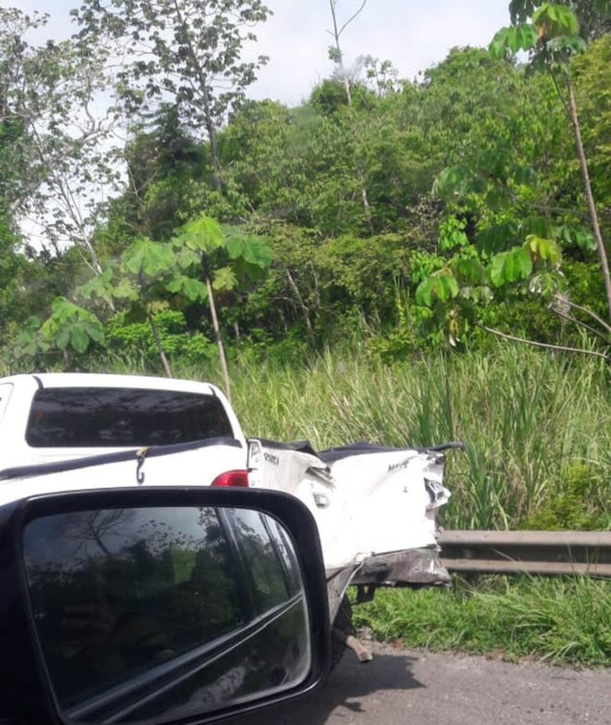 Conductor de busito pirata queda atrapado. Accidente en Vía Centenario
