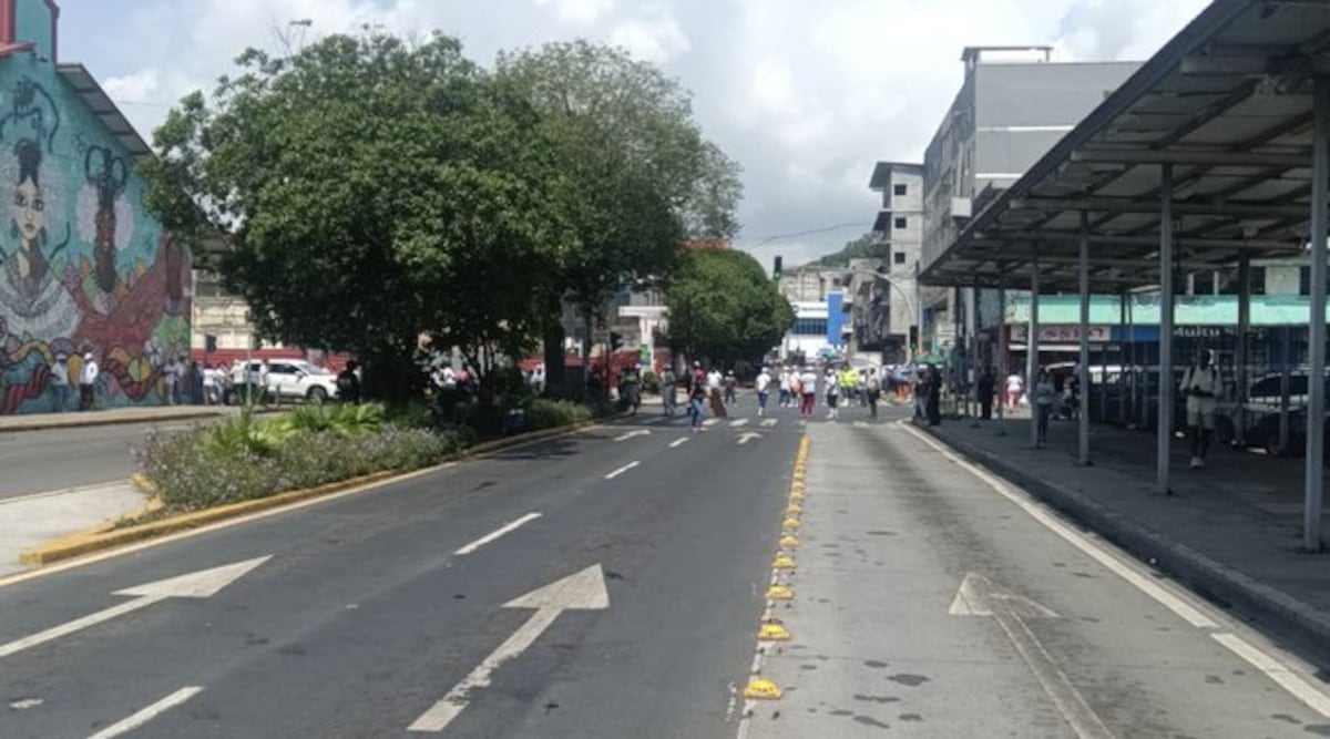 Carniceros de Mercado San Felipe Neri cierran avenida B por carne podrida