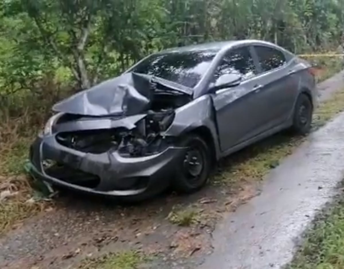 Roban vehículo en centro comercial y lo abandonan después de estrellarlo