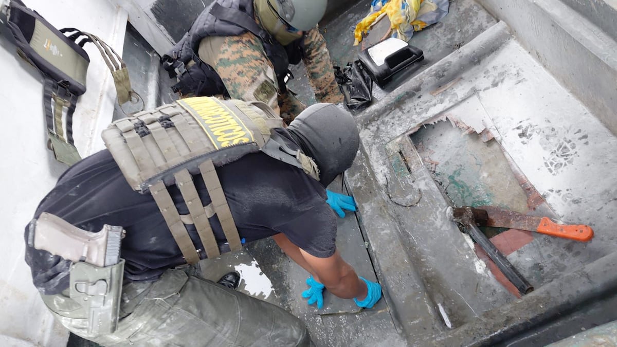 VIDEOS | ¡Los pillaron en el agua! Hallan 324 paquetes ocultos en doble fondo de una lancha en Darién