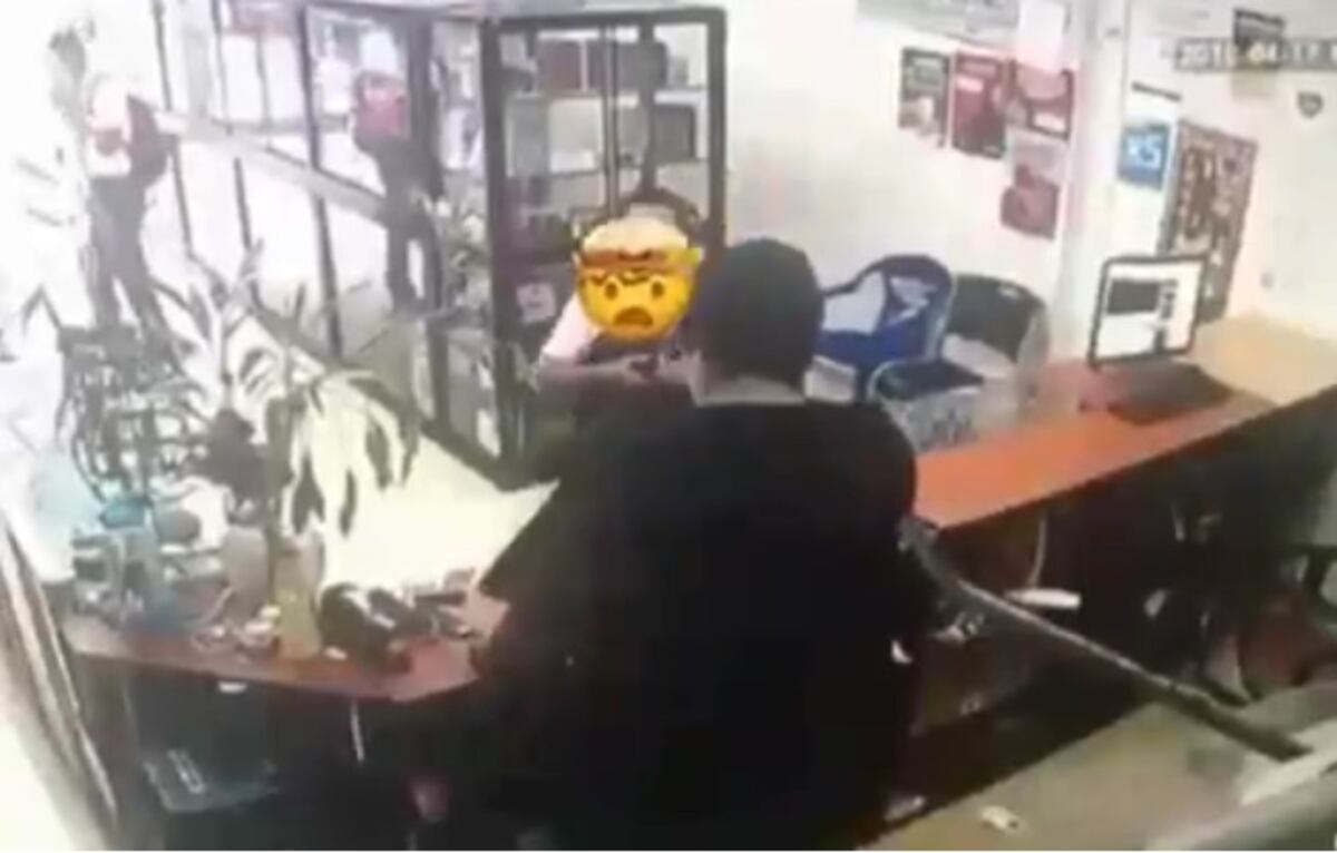 (VIDEO) Captan a jóvenes estudiantes asaltando con pistola local de Milla 8