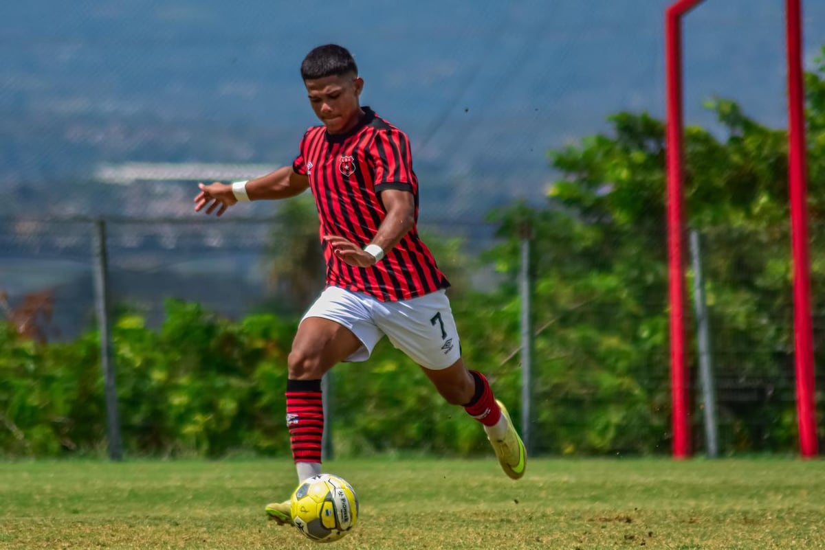 Raheen Cuello debuta y ya lo ven como joya en Alajuelense