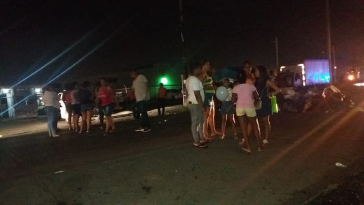 Trancan calle con cúmulos de basura que hace un mes no les recogen.Se emberracan