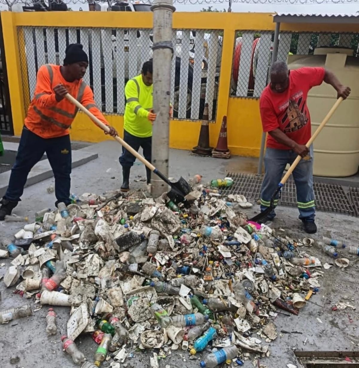 El MOP actúa: limpia estaciones de bombeo en Ciudad Colón para prevenir inundaciones