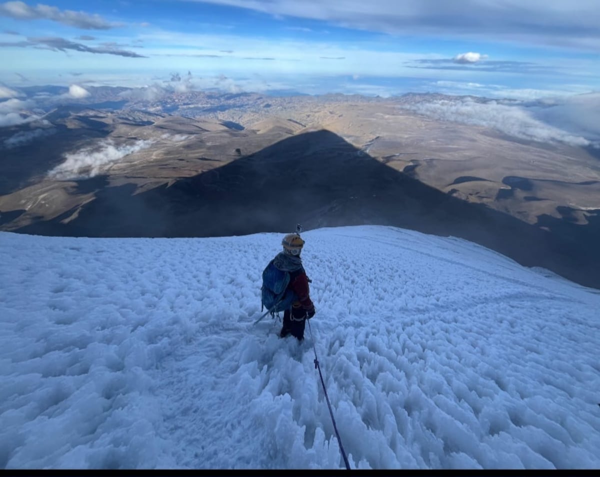 La bandera de Panamá llegó a 6 mil 263 metros: el cabo que llegó a la cima del Chimborazo