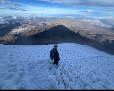 La bandera de Panamá llegó a 6 mil 263 metros: el cabo que llegó a la cima del Chimborazo