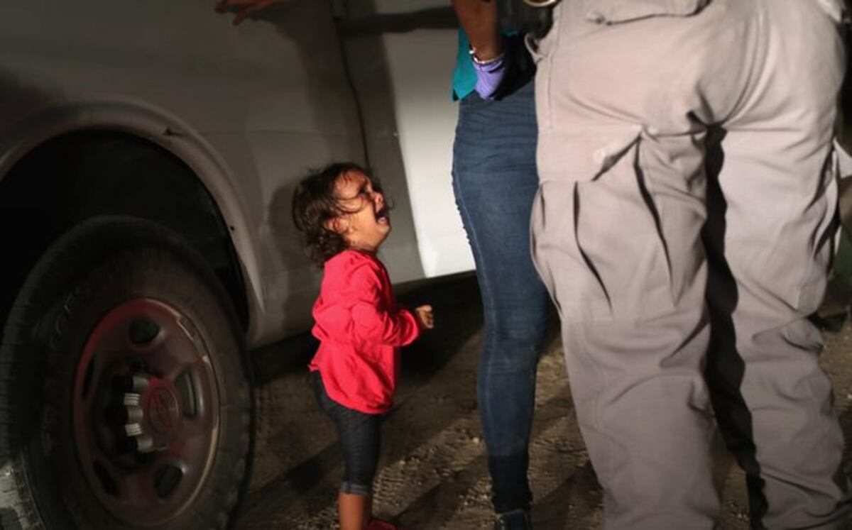 Niña hondureña de 2 años que aparece en desgarradora foto se reunió con su madre