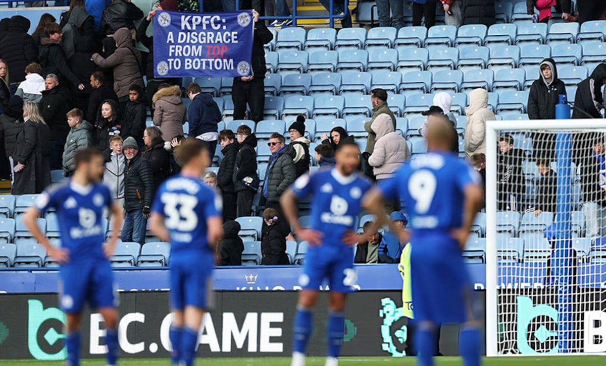 Leicester City desciende al infierno y sacude al fútbol inglés