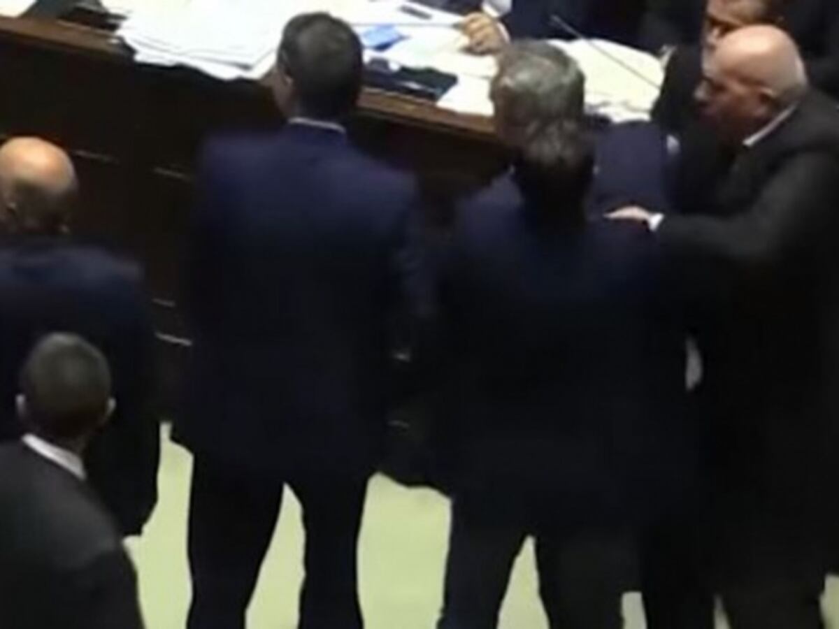 Videos. Diputados terminan a golpes en sesión del Congreso