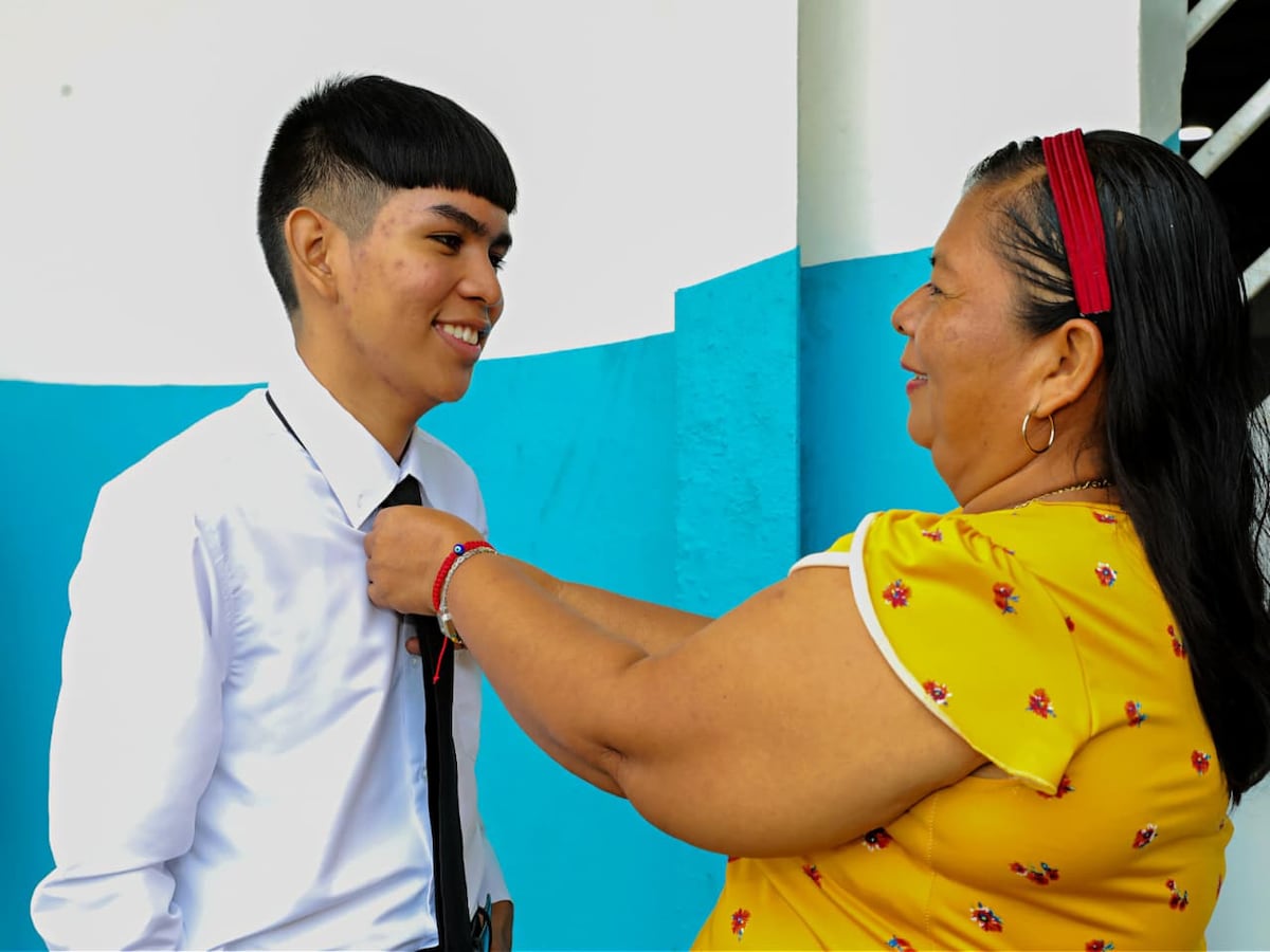 ‘Pensaba que estudiar no servía’: Joven de 17 años pasó del abandono escolar a ser el primer puesto de honor