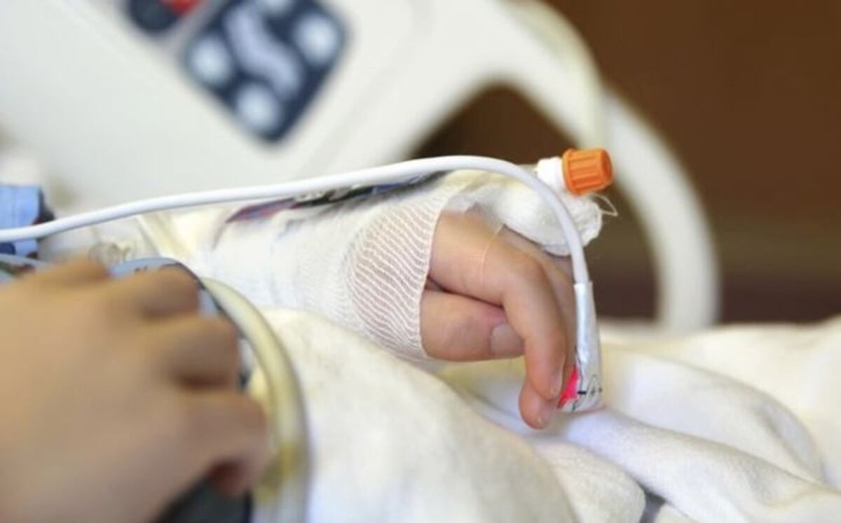 Madre que permitió que su pareja quemara las manos a sus hijas pagará con cárcel