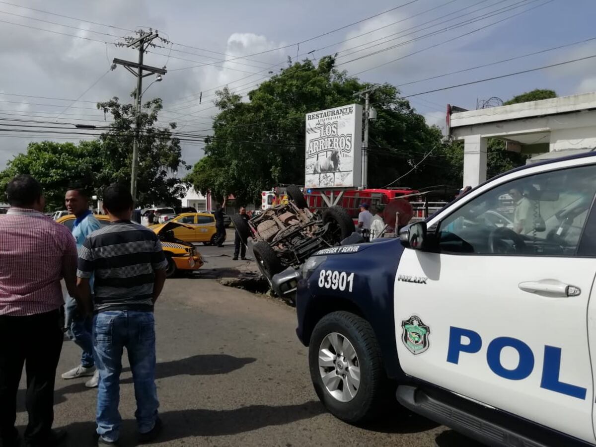 Aparatoso. Taxi choca con camioneta y la deja llantas arriba. Video