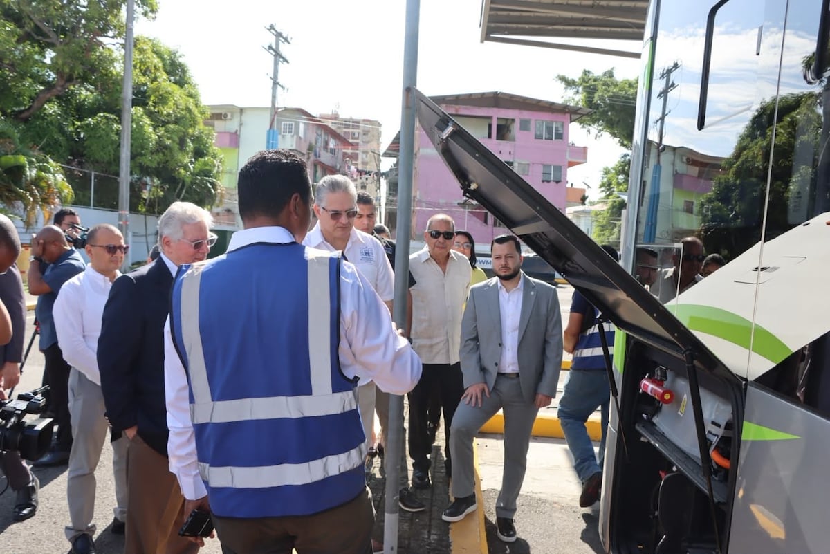 Hasta 60 pasajeros y WiFi: MiBus pone a rodar la ‘Ruta Verde’ con cinco buses eléctricos que ya conectan 5 de Mayo con Casco Antiguo