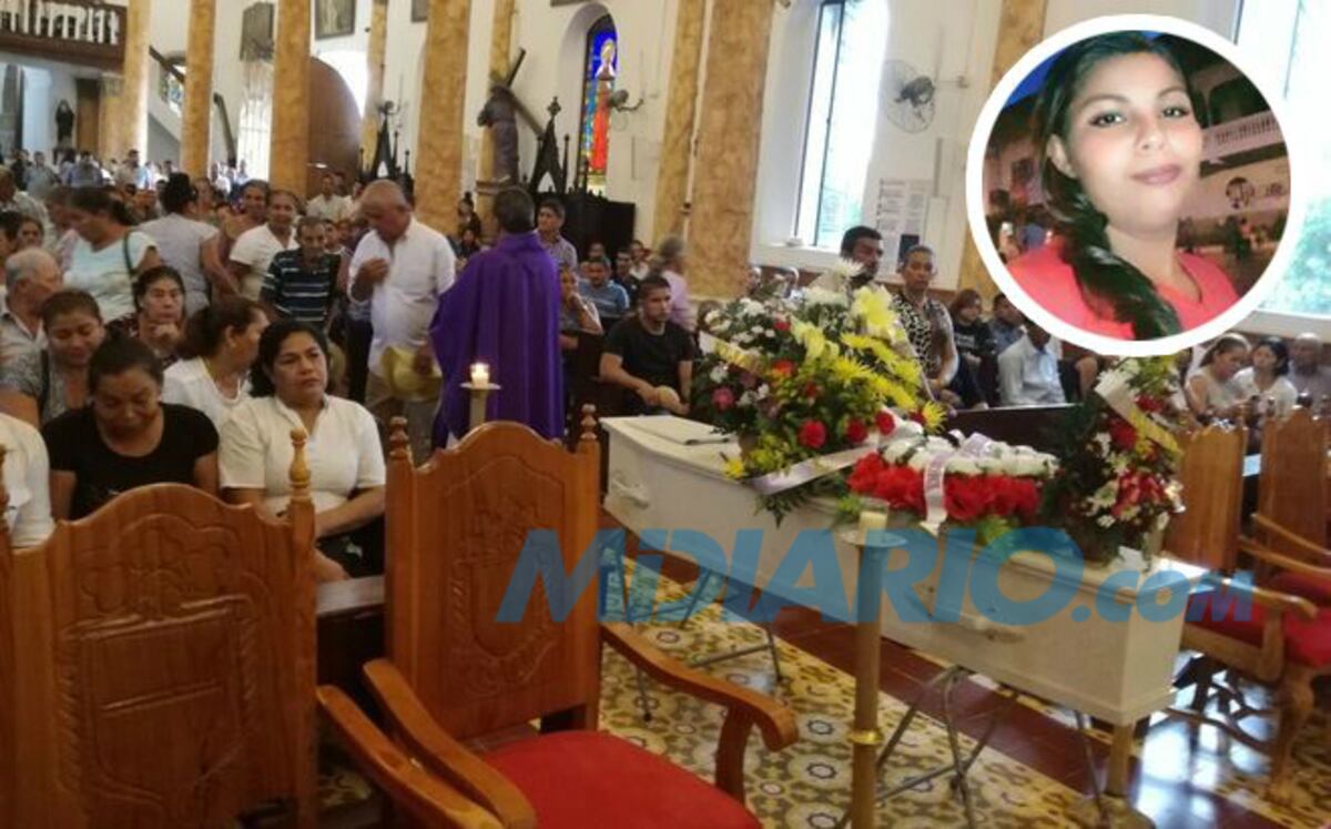 Ahogada en llanto por perder a su única hija. Dan último adiós a mujer asesinada