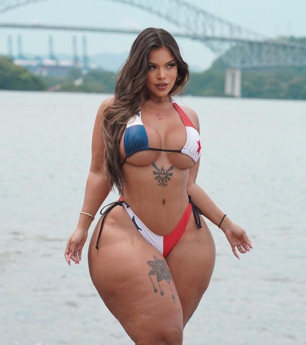 ‘Tas bien buena, pero respeta’. Modelo de OnlyFans prende las redes con microbikini de la bandera