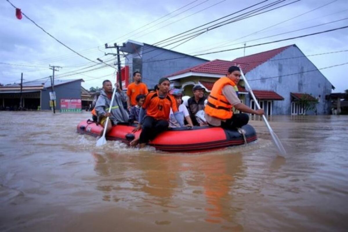 Ascienden a 59 los muertos por inundaciones y avalanchas en Indonesia
