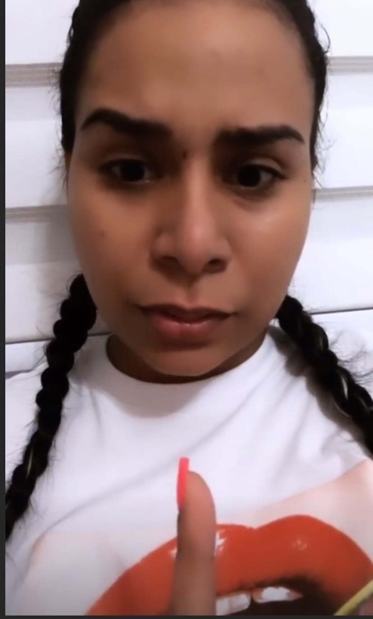 Pelea. Dos mujeres ‘del Gobierno’ en altercado con esposa de Mr. Saik. Ella llora, pero no se deja. Video