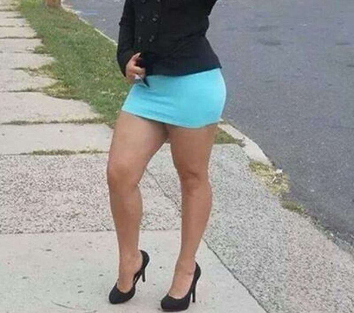 ¡DE INFARTO! Funcionaria en minifalda causa revuelo en el Municipio de Panamá