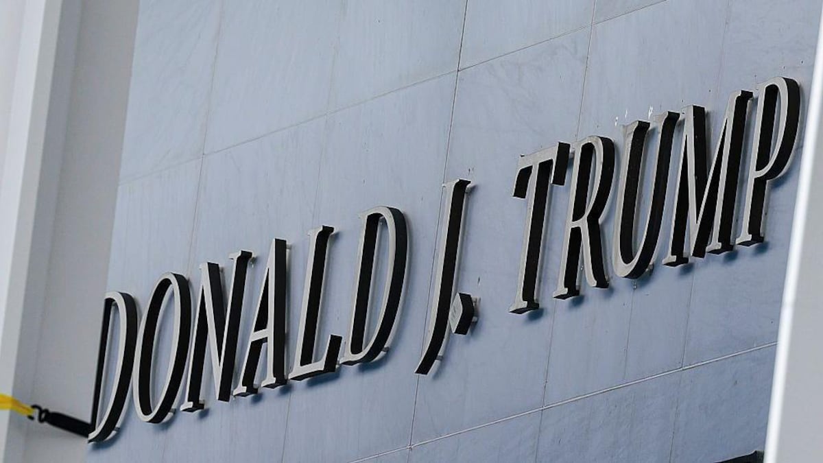 El Kennedy Center instala el nombre de Trump