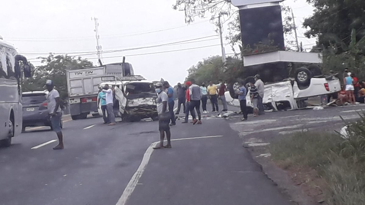 Uno queda atrapado entre hierros retorcidos. Aparatoso accidente de auto en la entrada de Bijao deja 5 heridos. Video