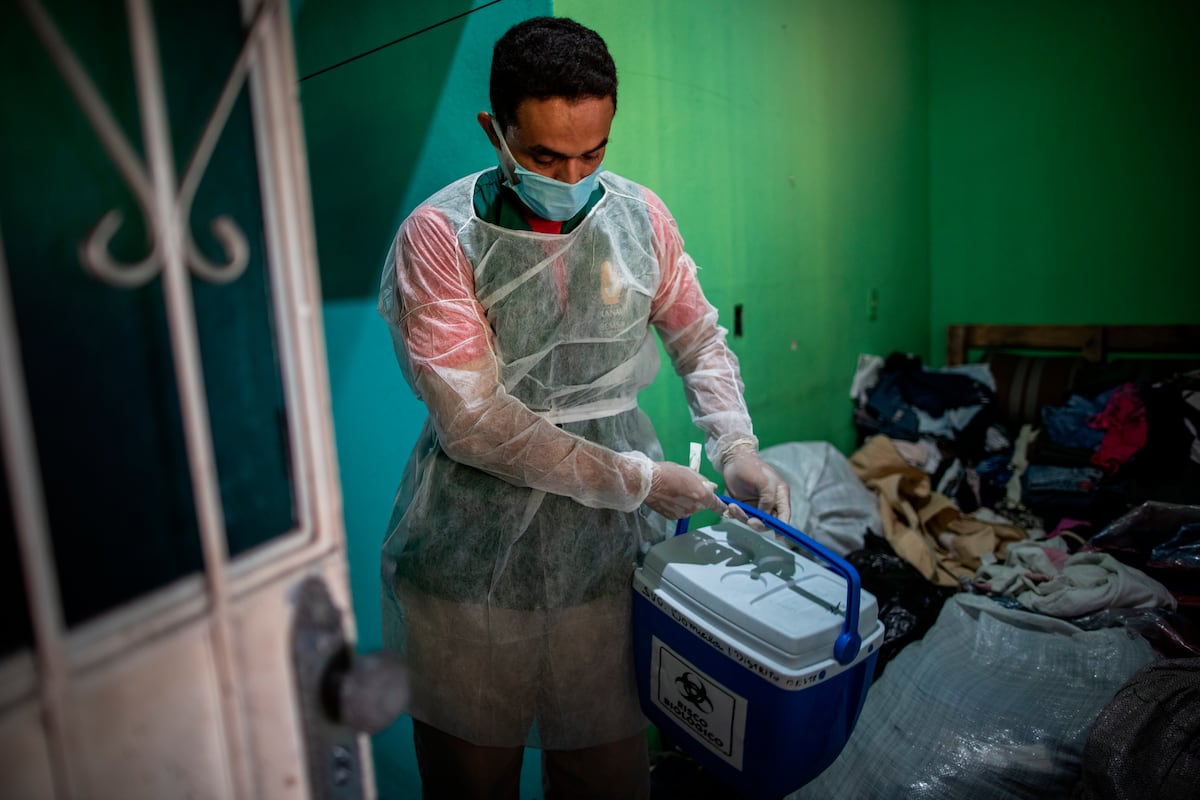 América teme por nueva cepa de covid brasileña. Expiden certificados de defunción puerta a puerta en Brasil