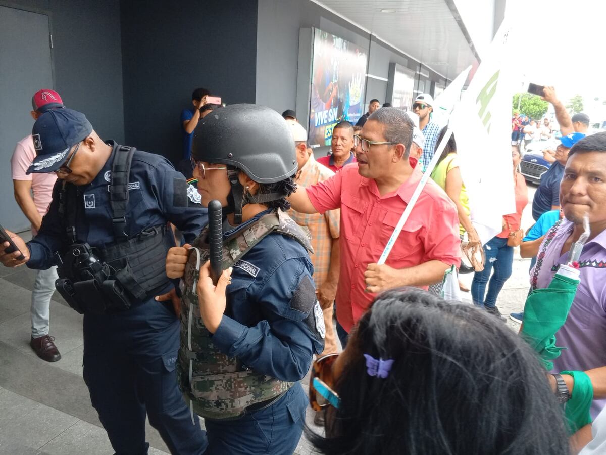 Docentes se enfrentan a la Policía en Veraguas