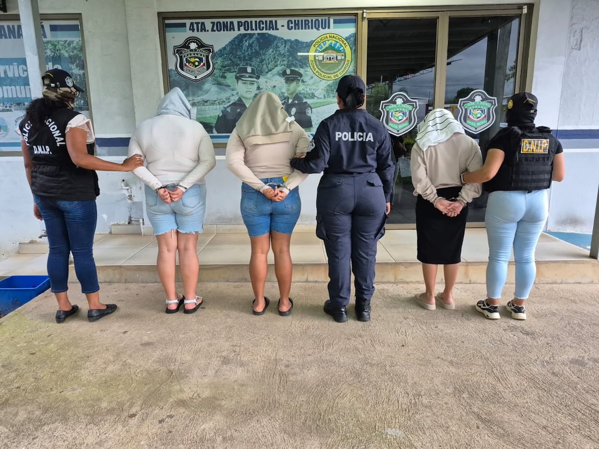 Lo llevaban en doble fondo: Tres mujeres, de 30, 32 y 33 años, caen en David tras hallazgo de 104 paquetes de presunta droga
