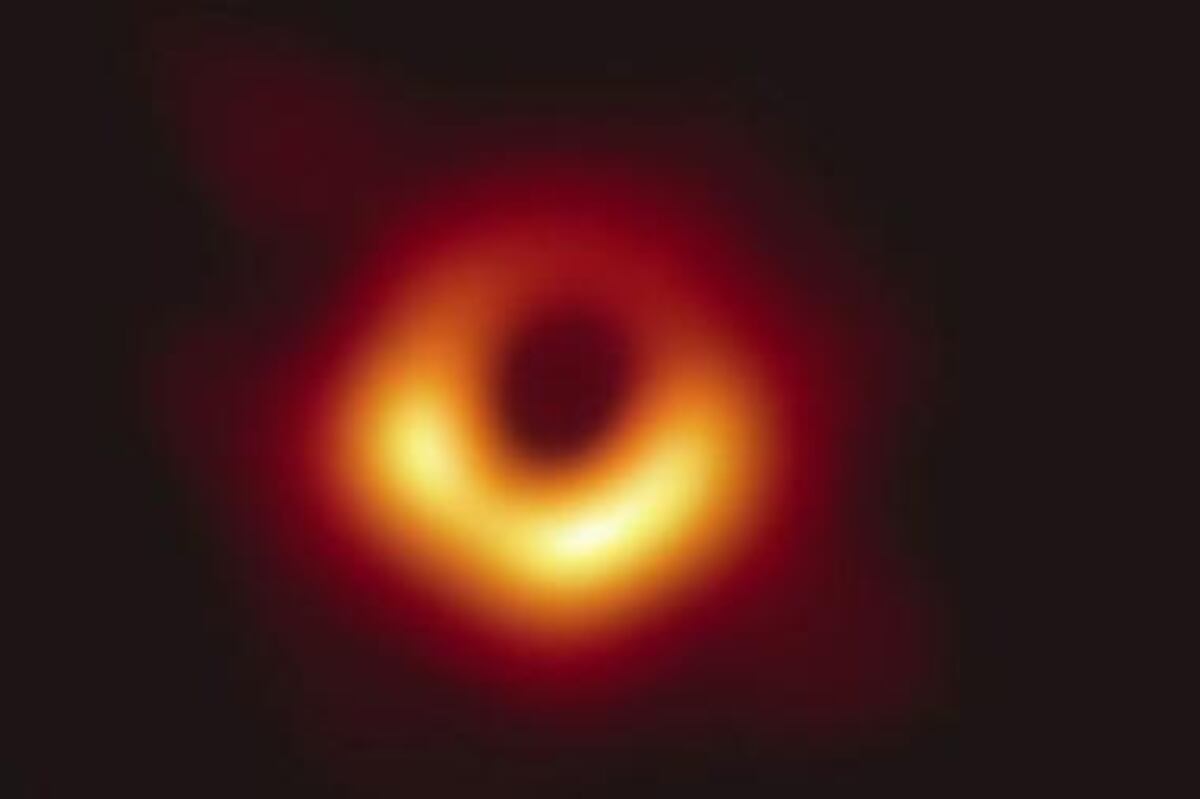 Revelan las primeras imágenes  de un agujero negro| VIDEO