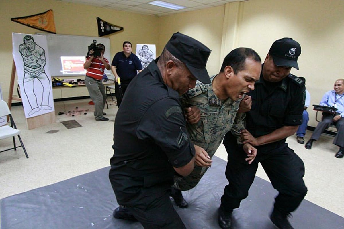 ¡Ay papá! No te pases de listo, la Policía Nacional empezará a usar el 'taser'