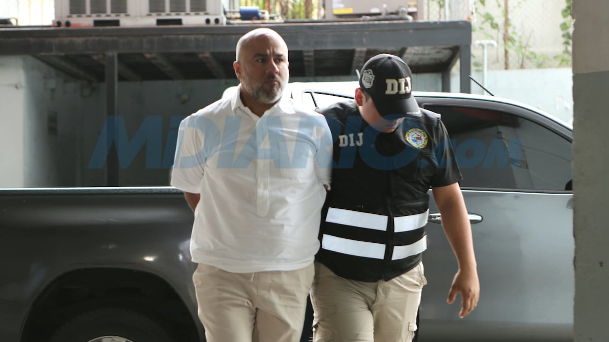 Esposado y sin ocultar su rostro: Noriel Araúz llegó a audiencia por caso de presunto enriquecimiento injustificado
