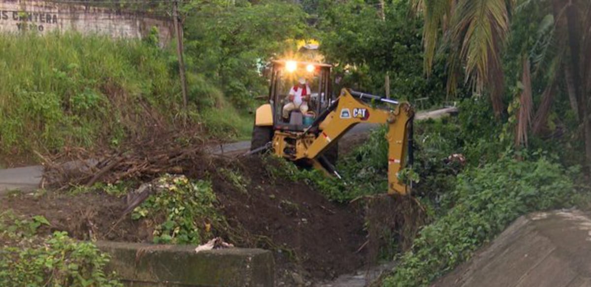 ¡AAUD pone manos a la obra en la 9 de Enero! Limpian las cunetas San Miguelito para que las lluvias no inunden