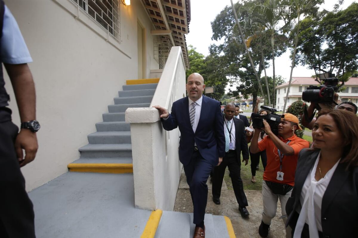 Expectativa. Procuradora Kenia Porcell y Ministro de Seguridad, Rolando Mirones, se reúnen a puertas cerradas