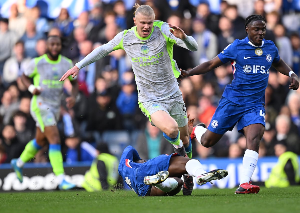 Manchester City arrolla al Chelsea y acecha al Arsenal