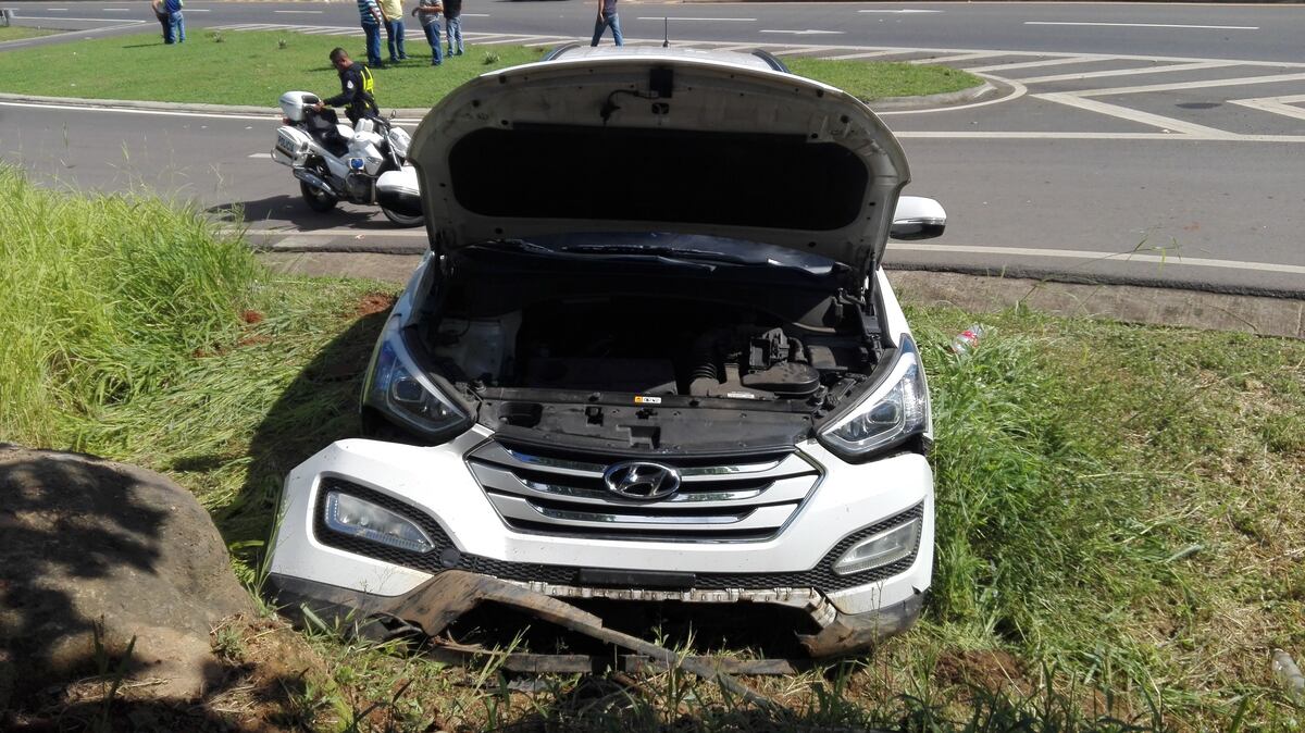 A velocidad cruzó los cuatro paños y por poco se mata en Veraguas