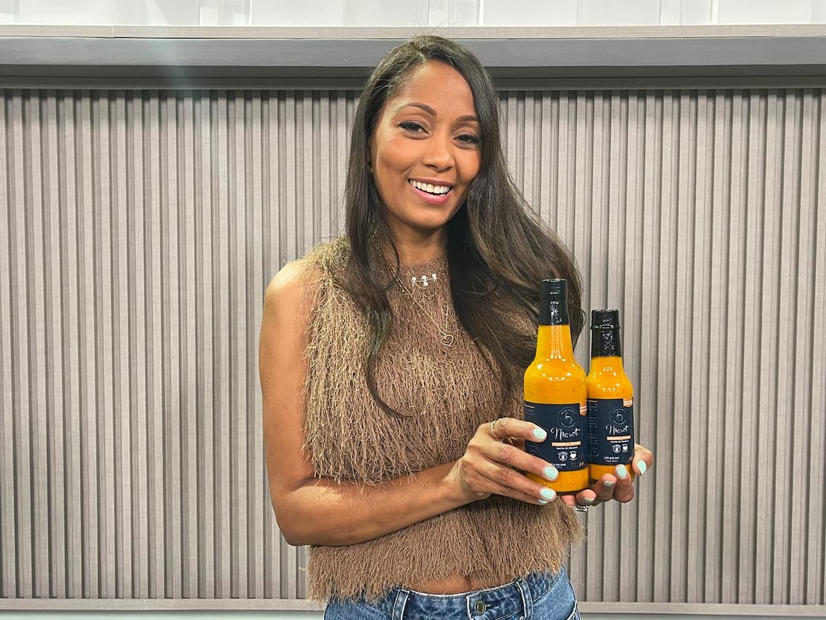 Gwendolyn Stephenson, esposa de Noel Schajris de Sin Bandera, relanza Mamita Hot Sauce 100% panameña