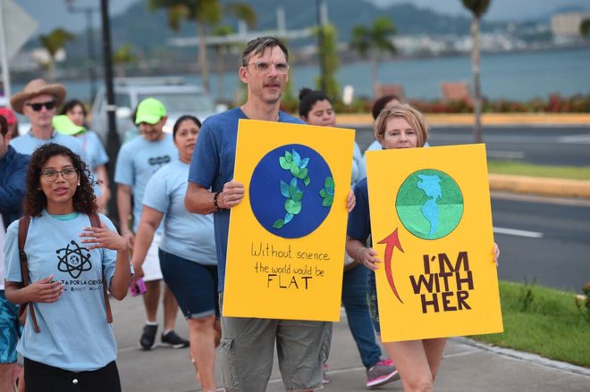 ¡SE LANZAN A LA CALLE! La ciencia se tomó la calzada en una marcha diferente