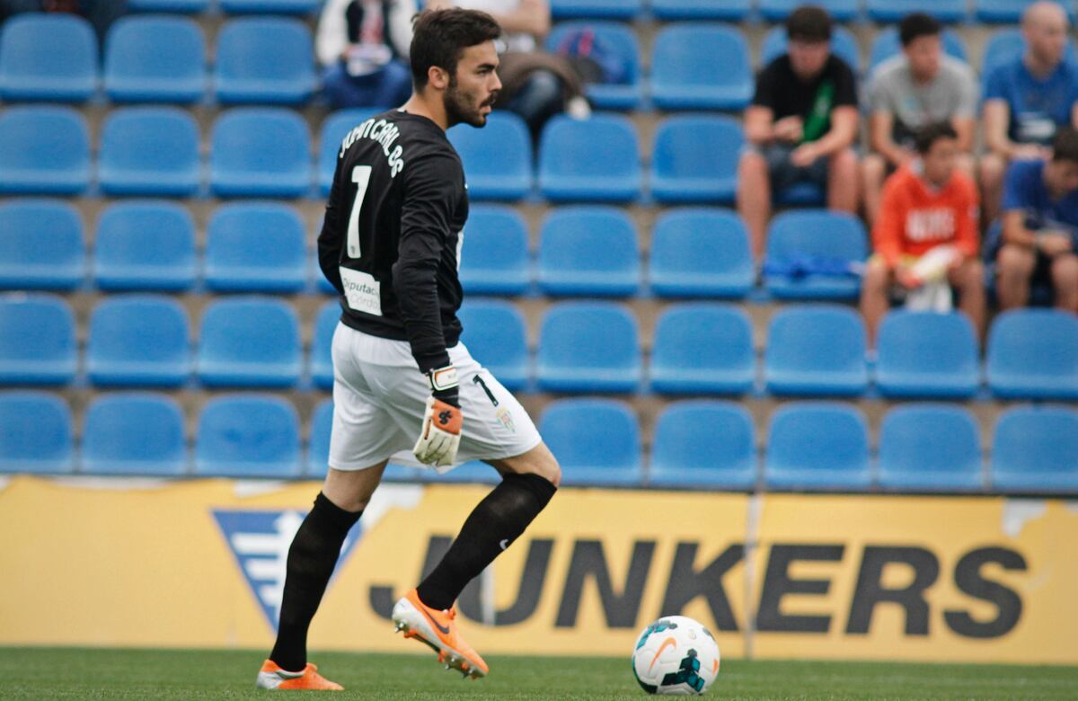 ¡INCREÍBLE! Chequea el golazo de 70 metros de distancia que anotó un portero