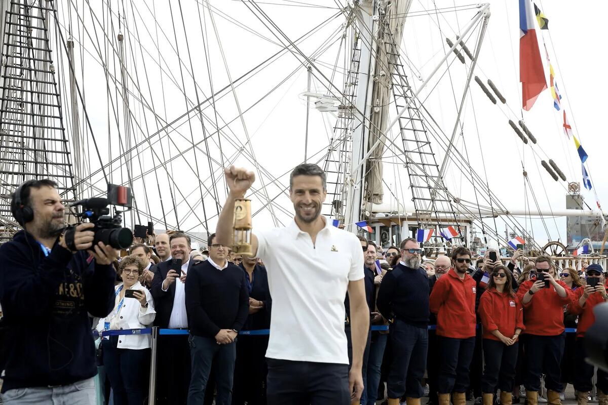 Marsella arde de emoción al recibir la llama olímpica para París 2024