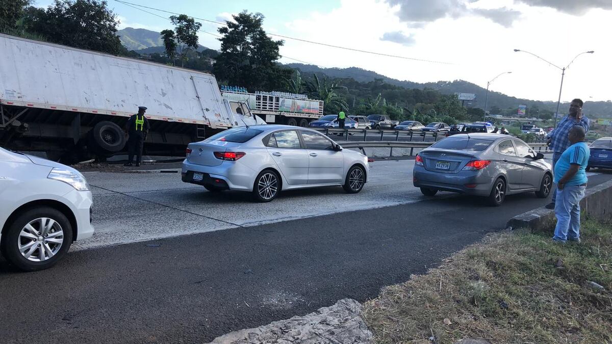 Camión se lleva a trabajadores en la vía Centenario a la altura de Burunga