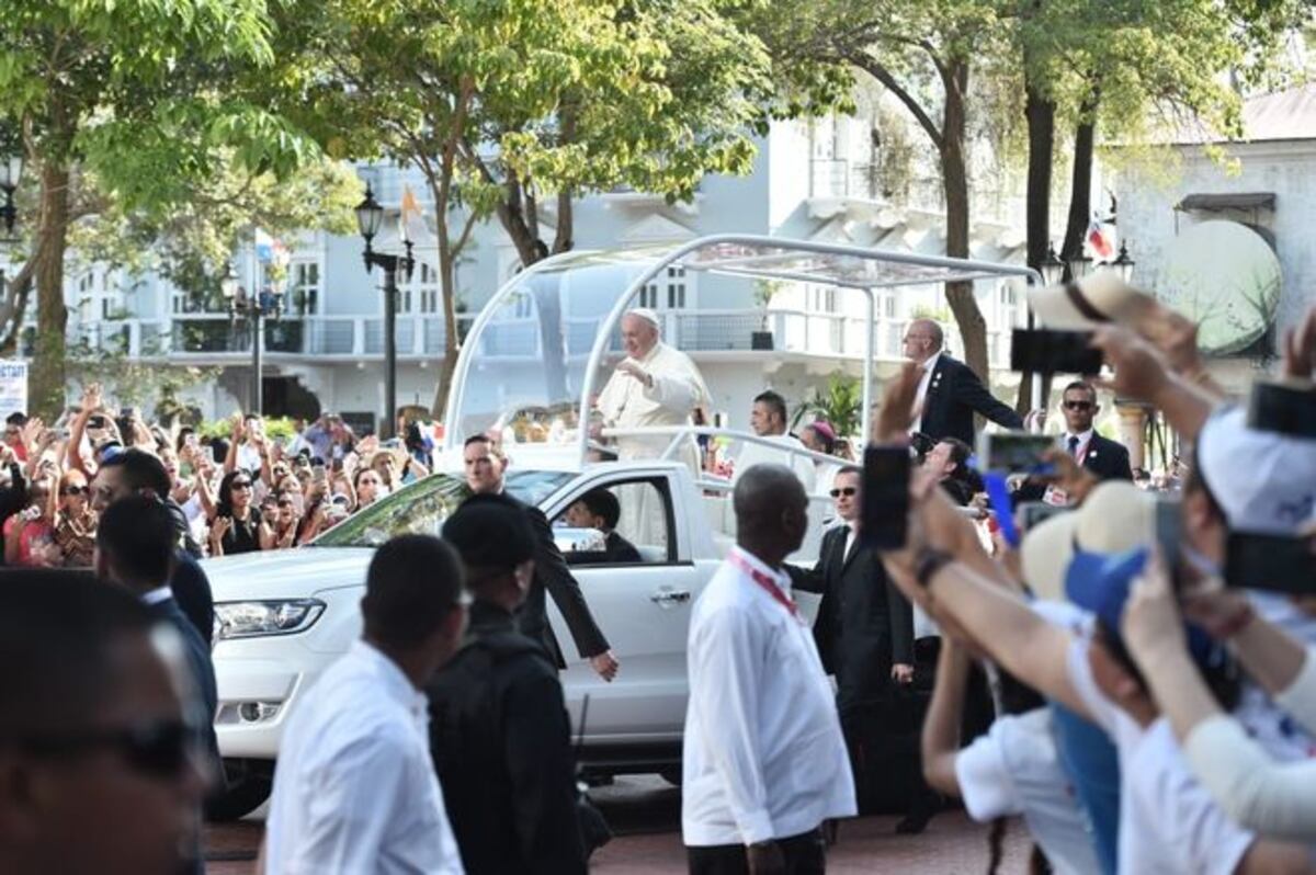 La perra que buscó la bendición del Papa | Video