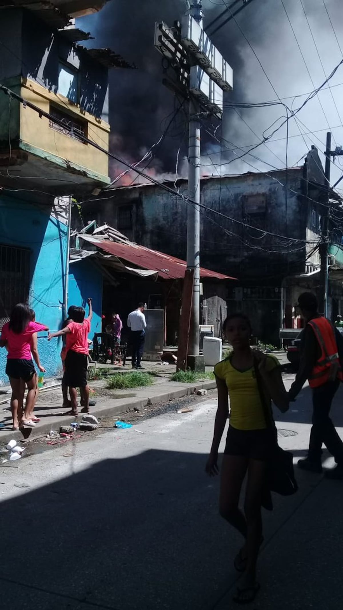 Se registra gran incendio entre calle 12 y Meléndez de Colón