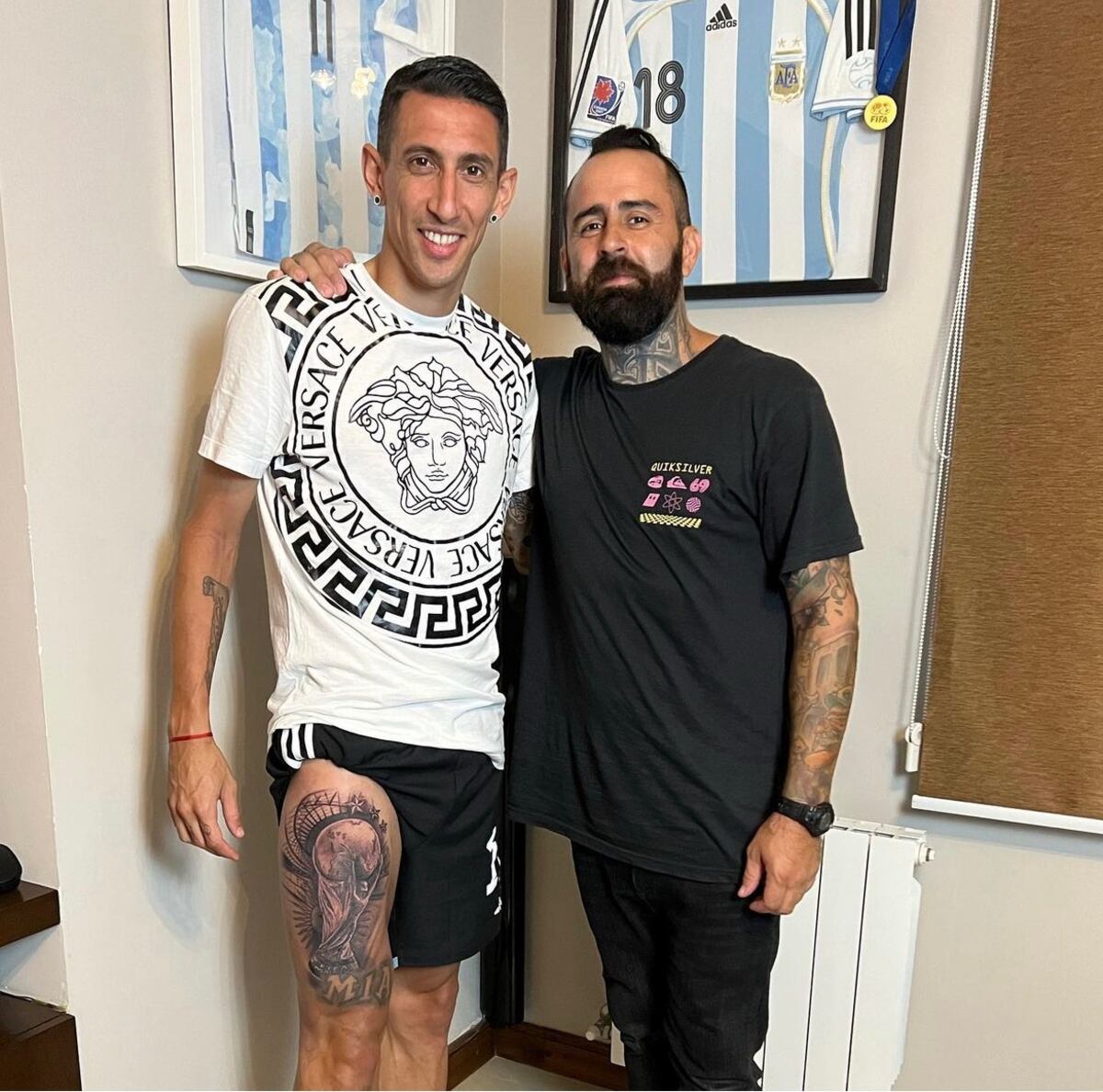 Angel Di María se tatúa la Copa del Mundo. Será un recuerdo para toda la vida.